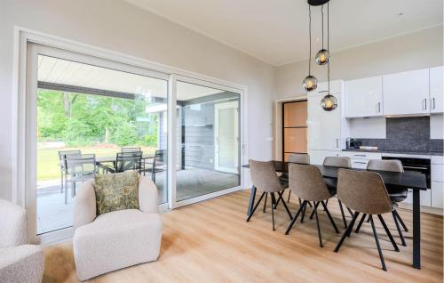 a kitchen and dining room with a table and chairs at Awesome Home In Voorthuizen in Voorthuizen