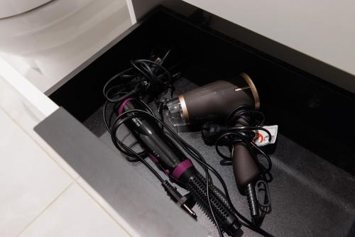 a blow dryer in a black box at Keibulahe Puhkemaja in Keibu