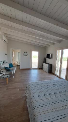 ein großes Zimmer mit einem Bett und einer Couch in der Unterkunft CasaAmena in Nardò