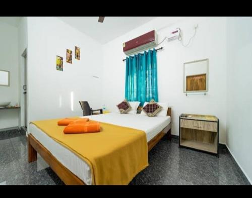 Katil atau katil-katil dalam bilik di Rainbow Residency Auroville