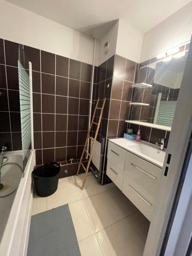 une salle de bain avec un lavabo, des toilettes et un miroir dans l'établissement Laetitia Touzé, à Rennes
