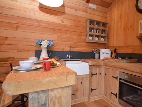 Η κουζίνα ή μικρή κουζίνα στο 1 Bed in Bickleigh 53296