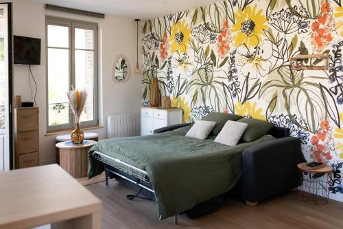 ein Schlafzimmer mit einem Bett mit Blumentapete in der Unterkunft Studio Lucien - Villa Bon Accueil proche mer in Mers-les-Bains