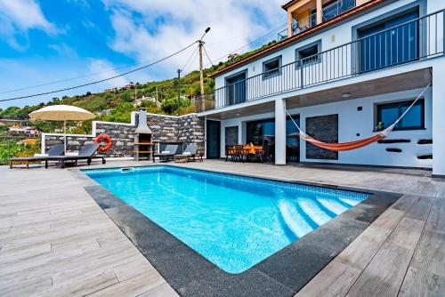 Bazén v ubytování Villa da Bisa with heated swiming pool nebo v jeho okolí