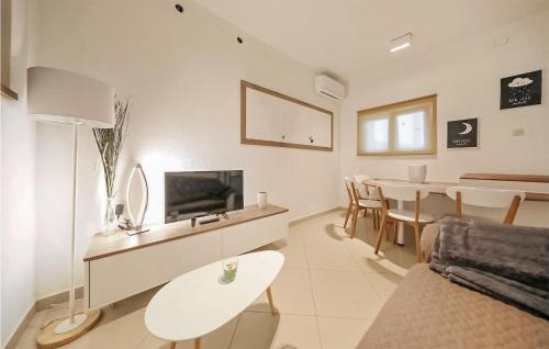 1 Bedroom Stunning Apartment In Bibinje
