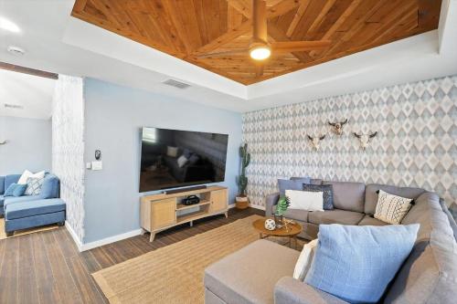 TV/Unterhaltungsangebot in der Unterkunft 4BD 2BA Bohemian x Southern Getaway w Pool Cinema