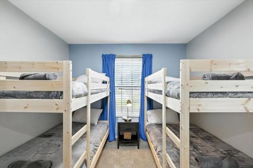 Ein Bett oder Betten in einem Zimmer der Unterkunft 4BD 2BA Bohemian x Southern Getaway w Pool Cinema