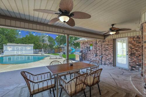 Der Swimmingpool an oder in der Nähe von 4BD 2BA Bohemian x Southern Getaway w Pool Cinema