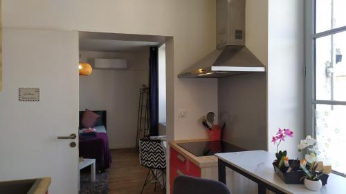 une cuisine avec un évier et un plan de travail dans l'établissement Les toits de Lascaux, à Montignac