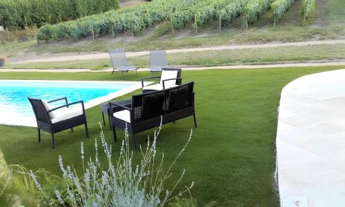 Bazén v ubytování Domaine De La Chambarde nebo v jeho okolí