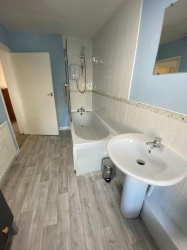 un bagno con lavandino e vasca da bagno di Town centre flat near harbour attractions and restaurants a Maryport