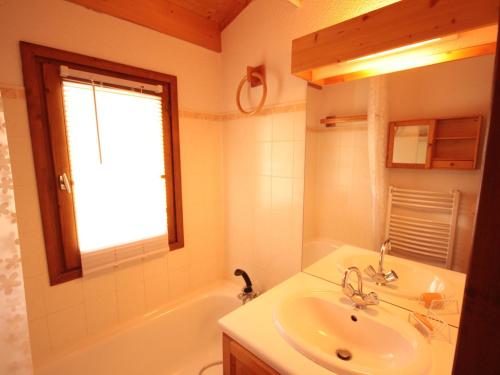 une salle de bain avec un lavabo et une baignoire dans l'établissement Appartement 2 pièces cabine pour 6 personnes aux Saisies, proche des pistes et commerces - FR-1-293-6, à Hauteluce