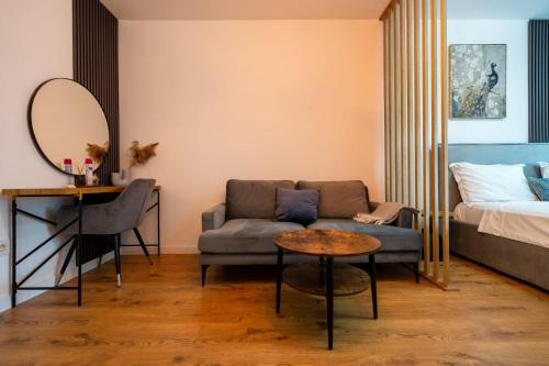 En eller flere senge i et værelse på The Urbanist - Contemporary Premium Studio by Blvd 38B5