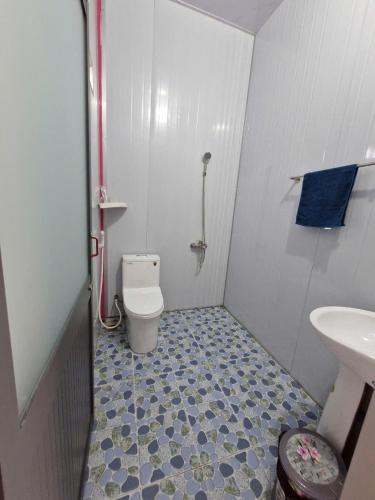 a small bathroom with a toilet and a sink at SORA HOME STAY Ke Ga in Láng Văn Kê