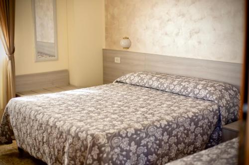 a bedroom with two beds in a room at Hotel Vallisdea in Sala Consilina