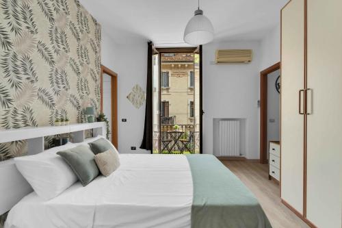 NEW! Stylish 3-Person Flat by Metro M3 & Sunny Balcony