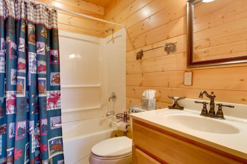 Ένα μπάνιο στο Waterfront Mercer Cabin with Wraparound Porch!