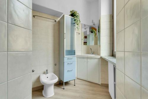 NEW! Stylish 3-Person Flat by Metro M3 & Sunny Balcony