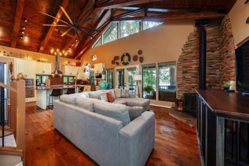 un soggiorno con divano e camino di Pelican Woods a Winnsboro