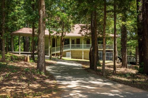 una casa in mezzo a una foresta di alberi di Pelican Woods a Winnsboro