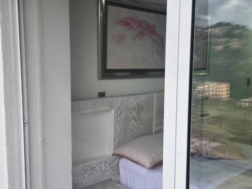 a room with a window with a couch and a picture at Vancouver 402 in Villamaría