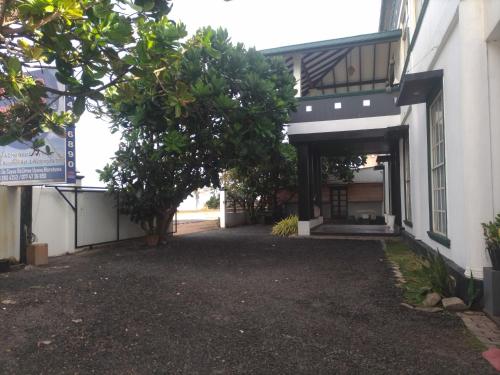 モラトゥワにあるAkira Beach Hotelの木の入り口