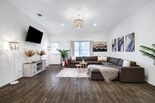 Χώρος καθιστικού στο Hot Tub Getaway Game Room Office Yard Bbq Wifi