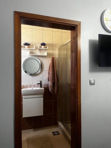 Μια τηλεόραση ή/και κέντρο ψυχαγωγίας στο Motel Europa Raajan