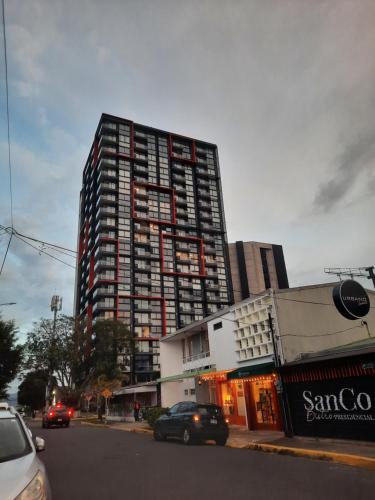 a tall building on the side of a city street at Nuevo y moderno loft en Bö Escalante in San José