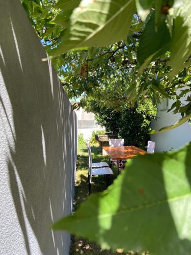 a table and a chair in a yard with a table and chairs at Casa de Ferias Tranquilo in Bitarães