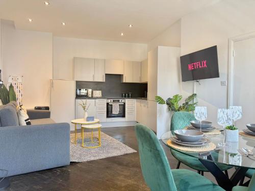a kitchen and living room with a table and chairs at Modern 1-Bedroom Apartments near Shoreditch, Old Street & Hoxton by NourNest Apartments in London