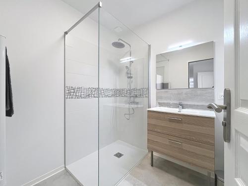 a bathroom with a glass shower and a sink at Hortensia - 2 chambres - Charme et Calme au cœur du Blayais in Anglade