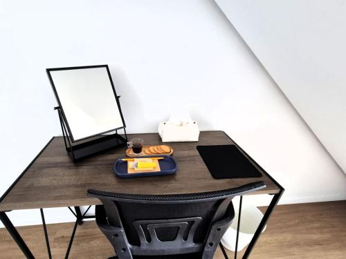 a table with a mirror and a table with a chair at Charmant T3 in Lyon