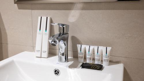 un lavabo de salle de bain avec des brosses à dents et un robinet dessus dans l'établissement Super Luxury two Bedroom Apartment Al Narjis, à Riyad