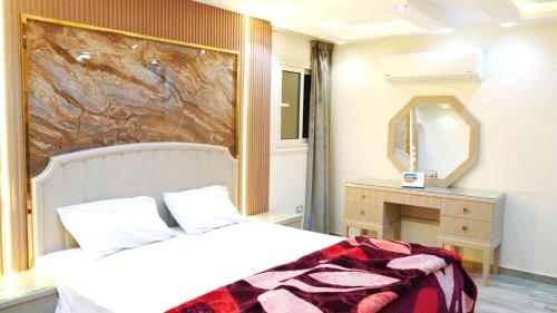 カイロにあるPremium Swiss Residence Mohandessinのベッドルーム(ベッド1台、鏡付)
