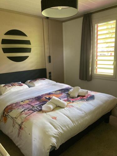 Una cama o camas en una habitación de chalet Paille en Queue, au pays basque avec piscine et vue sur Hasparren