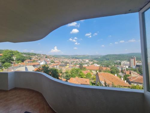 una ventana grande con vistas a la ciudad. en Апартаменти Ванкови, en Veliko Tŭrnovo