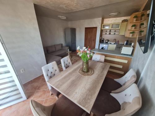 Un comedor con mesa y sillas de madera. en Апартаменти Ванкови, en Veliko Tŭrnovo