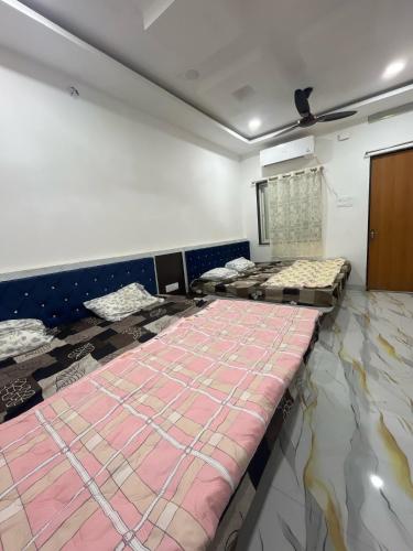 Postel nebo postele na pokoji v ubytování pujari palace