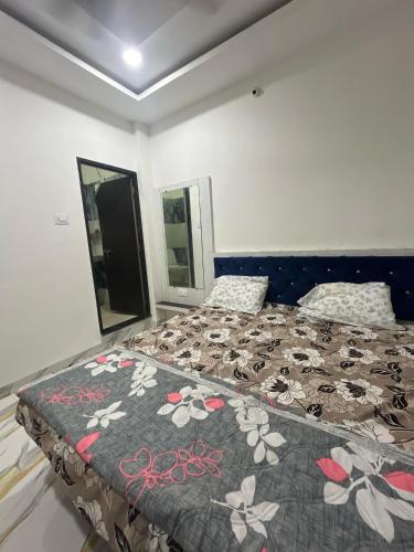 Postel nebo postele na pokoji v ubytování pujari palace