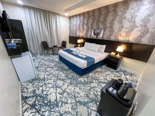 a hotel room with a large bed and a room at فندق اركان المطاف توصيل مجاني للحرم in Makkah