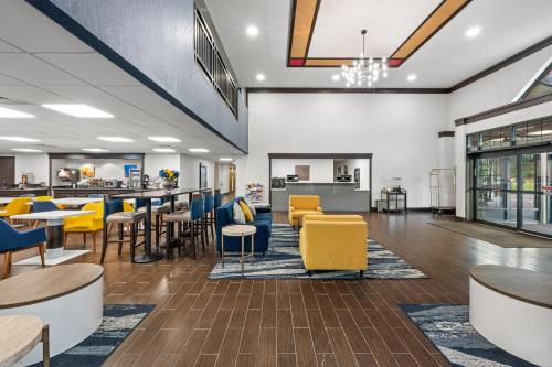 a lobby with tables and chairs and a cafeteria at Comfort Suites Near Casinos in Norwich