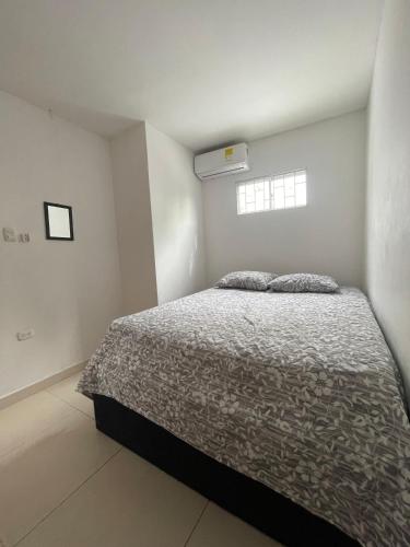 a bedroom with a bed and a window at DuoCentro - Apartamento en el Punto Ideal in Montería