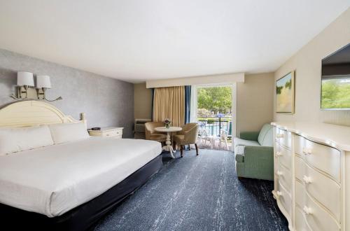 une chambre d'hôtel avec un lit et une table dans l'établissement Blue Rock Resort, à South Yarmouth