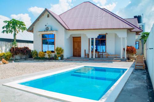 Piscina a SG House o a prop