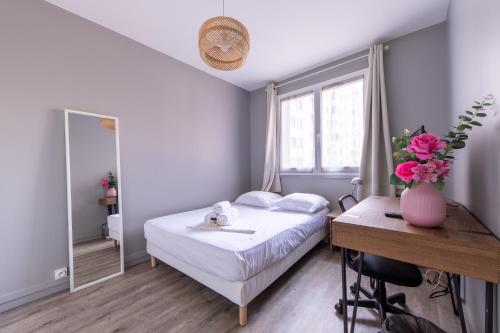 Postel nebo postele na pokoji v ubytování Le Jules, 3 chambres, parking à Vénissieux