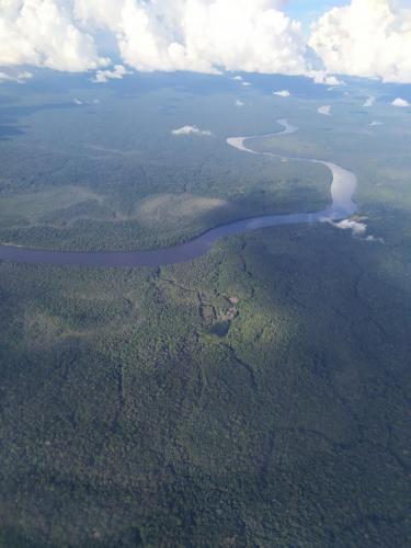 una vista aérea de un río en un campo en Posada Turistica Quenari Wii, en Mitú