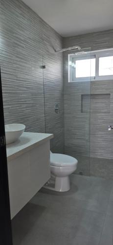 Ένα μπάνιο στο Apartamentos Cacatúa