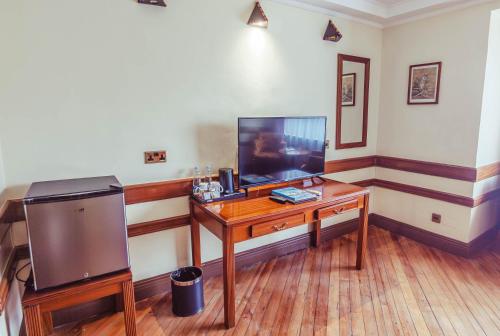TV a/nebo společenská místnost v ubytování Muthu Silver Springs Hotel