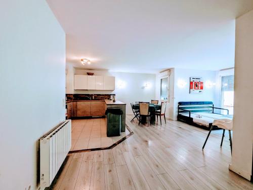 un salon avec une cuisine et une salle à manger dans l'établissement Chic and spacious apart with parking and garden, à Saint-Denis